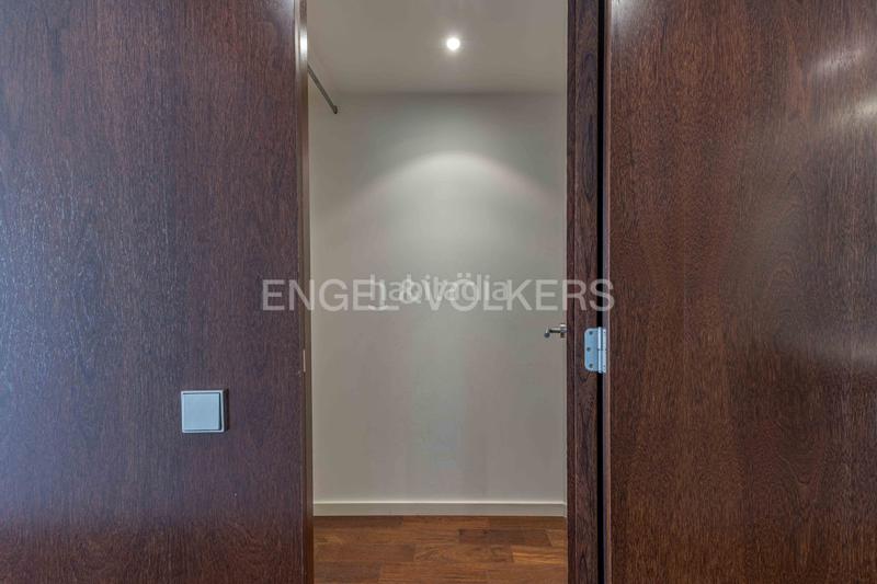 Foto f7b5c80a-de95-4e42-96de-94bb0a7bb0c3. Apartamento luminoso piso con balcón corrido y parking en galvany en Barcelona