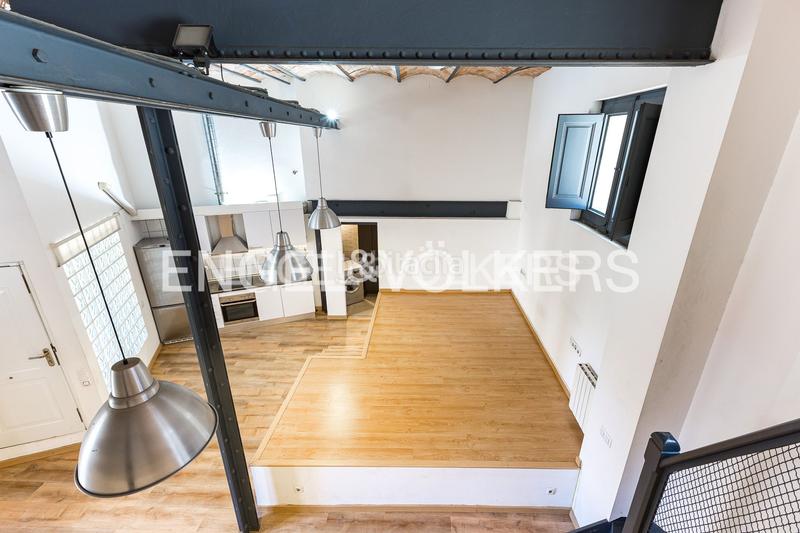 Foto 1e3efe94-8a59-4ad1-a298-5d2cc65d8886. Loft elegante loft estilo industrial en gracia en Barcelona