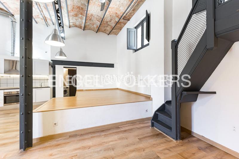 Foto f940d7fb-83eb-48f0-b15e-530ab44cfe42. Loft elegante loft estilo industrial en gracia en Barcelona