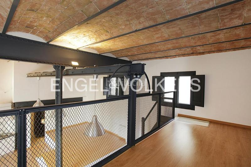 Foto fa1c2be9-6330-48be-ba78-2fbb542b6475. Loft elegante loft estilo industrial en gracia en Barcelona