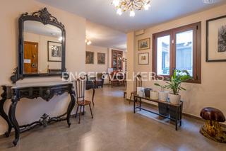 Piccolo appartamento in Gòtic. Amplio piso esquinero al lado de la plaça de sant jaume