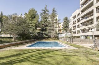 Apartament a Pedralbes. Elegante piso con piscina y zona comunitaria en el corazón de pe