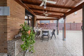 Casa adossada a Montmeló. Casa pareada de obra vista con patio en montmeló