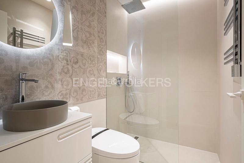 Foto dc1d05f2-39b6-4c59-9513-b5db7e89c430. Alquiler apartamento  de lujo temporal en frente la catedral en Barcelona