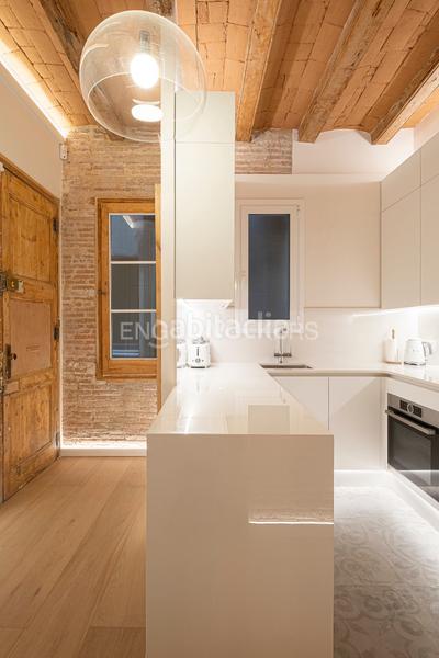 Foto e05fbaa8-17f7-4914-a05d-b63b89cc0d89. Alquiler apartamento  de lujo temporal en frente la catedral en Barcelona