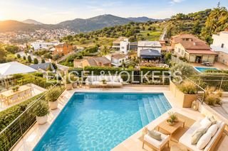 Semi detached house in La Miranda-Can Candeler. Residencia exclusiva con jardín y vistas junto al colegio la mir