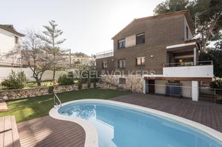 Haus in La Mora. Lujo mediterráneo villa con piscina privada en tarragona