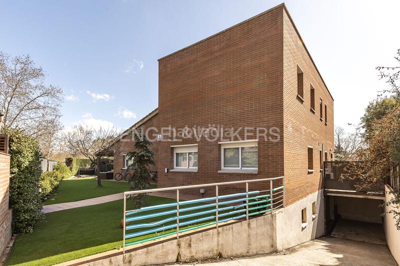Foto 6967be74-e9ba-45b3-8016-c0adf5541644. Casa con riscaldamento parcheggio piscina in Mira-sol Sant Cugat del Vallès