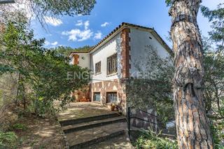 Haus in Caldes de Montbui. Chalet céntrico con gran extensión de jardín y privacidad