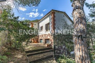 House in Caldes de Montbui. Chalet céntrico con gran extensión de jardín y privacidad