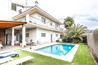 Casa a Navarcles. Bonita casa con piscina y terreno en navarcles.