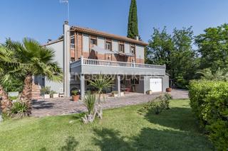 Casa a Ametlla del Vallès (L´). Vivienda de expresión clásica e innovadora