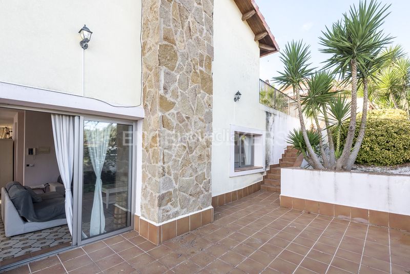 Foto 019293b1-4dc7-4216-91f8-81e1c2bd58e0. Alquiler casa espaciosa villa soleada con piscina, vistas panorámicas y licencia turística en Olivella
