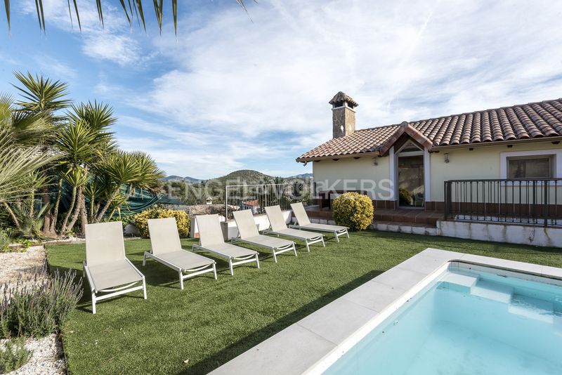 Foto 21b868f4-812f-44c5-889f-d901a3745c01. Alquiler casa espaciosa villa soleada con piscina, vistas panorámicas y licencia turística en Olivella