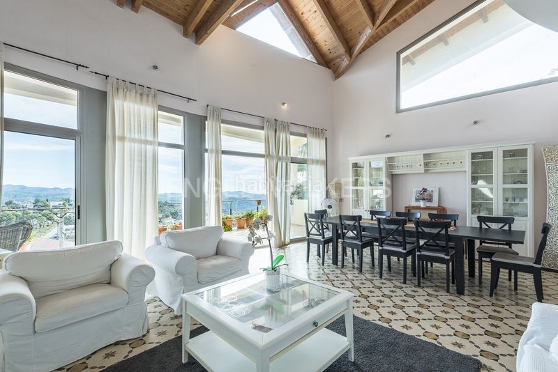 Foto 475f04bd-3089-40dc-ba99-d7c51e4281b4. Alquiler casa espaciosa villa soleada con piscina, vistas panorámicas y licencia turística en Olivella