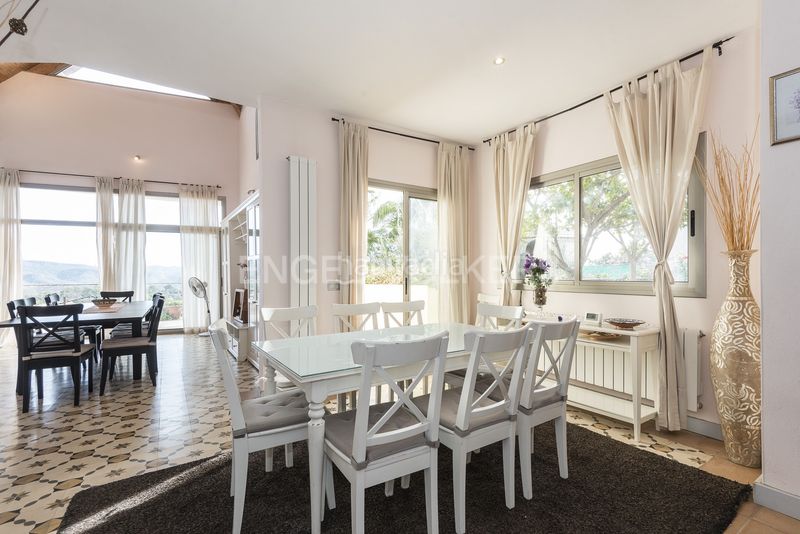 Foto 498ca978-3eee-453d-b930-841ae5d57b2e. Alquiler casa espaciosa villa soleada con piscina, vistas panorámicas y licencia turística en Olivella