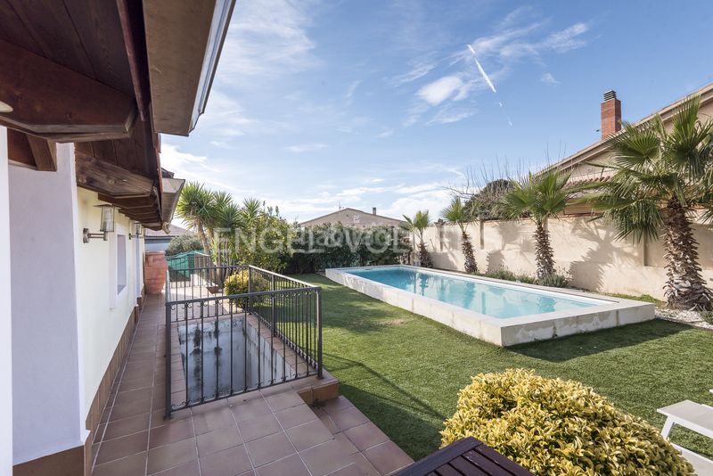 Foto 6e8691c1-3b49-4f5f-8400-79786fd87014. Alquiler casa espaciosa villa soleada con piscina, vistas panorámicas y licencia turística en Olivella