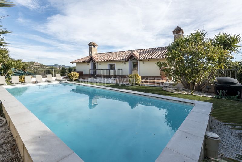 Foto 73fa1a25-3e9a-4805-813d-3e7c642b830d. Alquiler casa espaciosa villa soleada con piscina, vistas panorámicas y licencia turística en Olivella