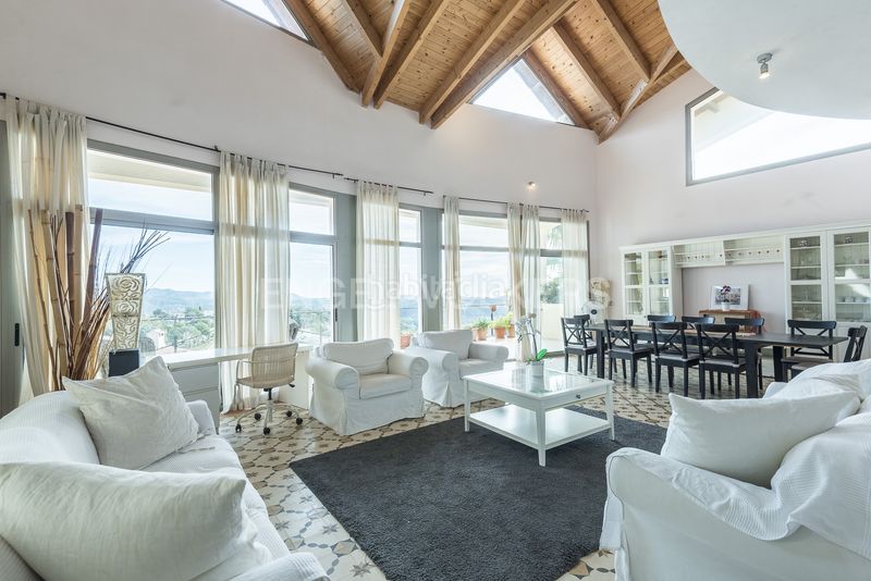 Foto 94558f21-d637-4b1d-b9bd-f98ff3076c7e. Alquiler casa espaciosa villa soleada con piscina, vistas panorámicas y licencia turística en Olivella