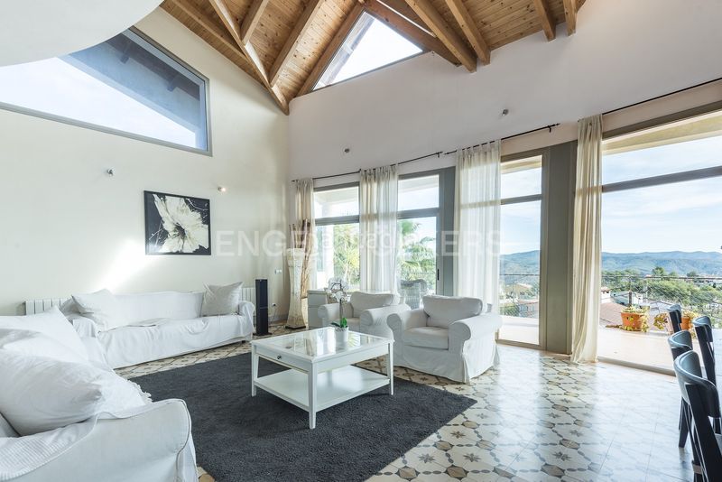 Foto d04725ab-7983-443e-bd9c-754936136ff8. Alquiler casa espaciosa villa soleada con piscina, vistas panorámicas y licencia turística en Olivella