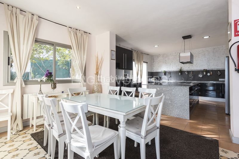 Foto dbf5f72d-3523-46a9-a2fd-882540f17711. Alquiler casa espaciosa villa soleada con piscina, vistas panorámicas y licencia turística en Olivella