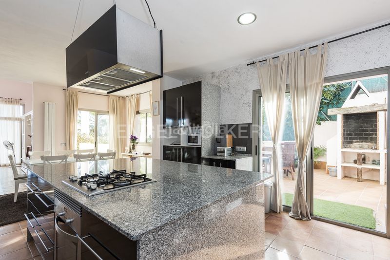 Foto dc0c738f-7711-4242-853a-011c339395d3. Alquiler casa espaciosa villa soleada con piscina, vistas panorámicas y licencia turística en Olivella