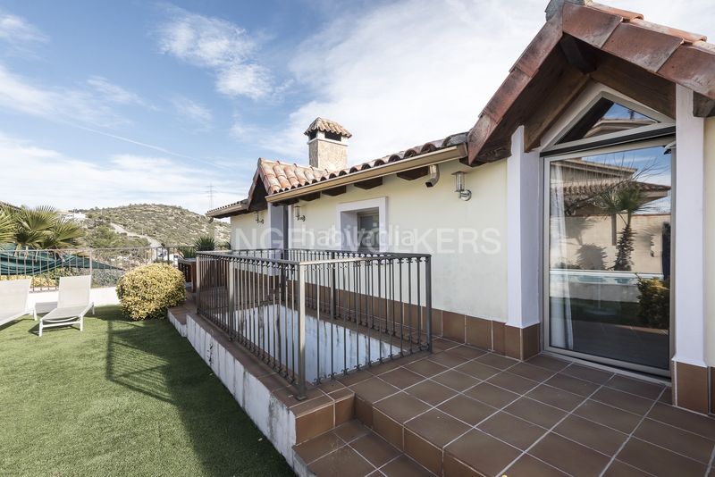 Foto f4ca610b-c1f9-4915-a5aa-17ee1a98d21d. Alquiler casa espaciosa villa soleada con piscina, vistas panorámicas y licencia turística en Olivella
