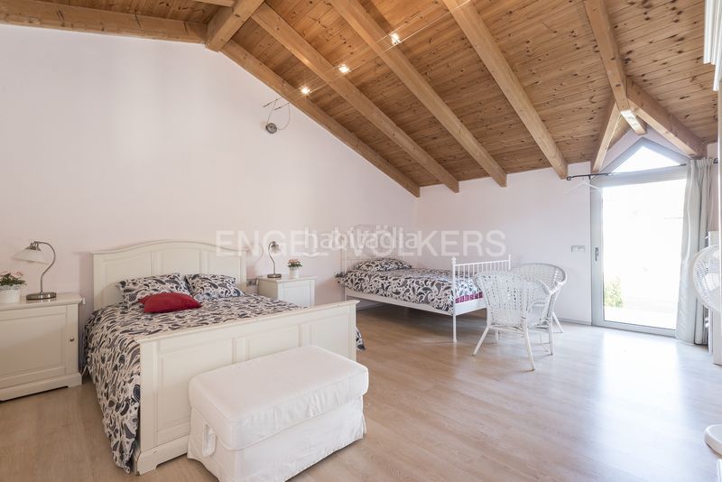 Foto f5bea274-0a9a-4afd-b352-f087e50e0fb6. Alquiler casa espaciosa villa soleada con piscina, vistas panorámicas y licencia turística en Olivella