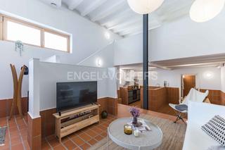Apartament a Sants. Luminoso loft esquinero de diseño moderno