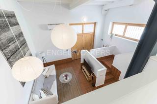 Apartament a Sants. Luminoso loft esquinero de diseño moderno