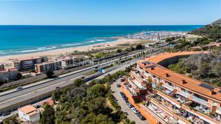 Dúplex en Les Botigues de Sitges. Impresionante dúplex con vistas panorámicas que le fascinará
