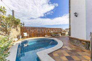 Casa adossada a Premià de Dalt. Acogedora casa esquinera con piscina climatizada  y vistas al ma