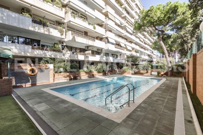 Foto f35219d6-cb44-44c8-af53-2687d4ff0bb2. Piccolo appartamento con riscaldamento parcheggio piscina in Barcelona