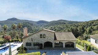 Maison à Corbera de Llobregat. Elegancia y lujo en plena naturaleza