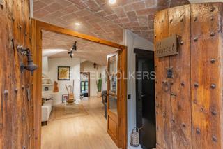 Maison à Collbató. Explora la vida de lujo y serenidad en el núcleo histórico de co