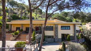 Casa a Montornès del Vallès. Exclusiva casa con piscina y vistas en montornés