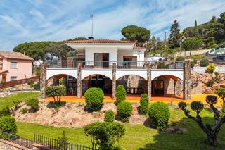 Casa a Bigues i Riells. Casa esquinera con amplio terreno a solo 5 min. del centro de bi