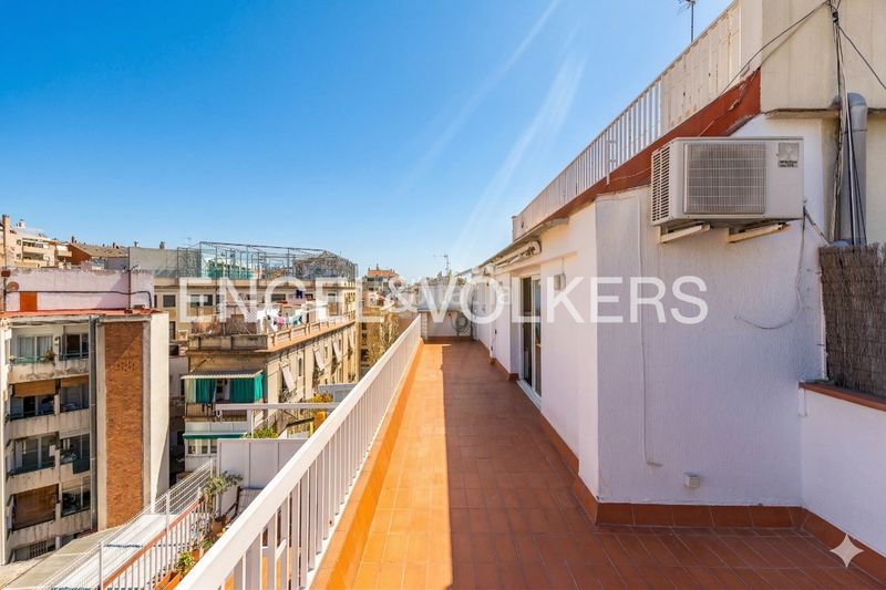 Foto e9c6c0b2-63a5-4fe7-b91b-11c4ca5e2fd7. Àtic amb calefacció a Vila de Gràcia Barcelona