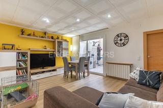 Apartament a Poble Nou. Agradable bajo reformado de tres dormitorios