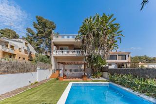 Casa a Mas Trader-Corral d´En Tort-Corral d´En Cona. Exclusiva vivienda unifamiliar en cubelles con vistas, piscina y