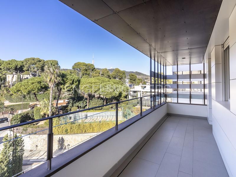 Foto 29f0efc4-6849-4c8a-aca2-45ab4ee1e44c. Alquiler ático  único con terraza y piscina privada en pedralbes en Barcelona