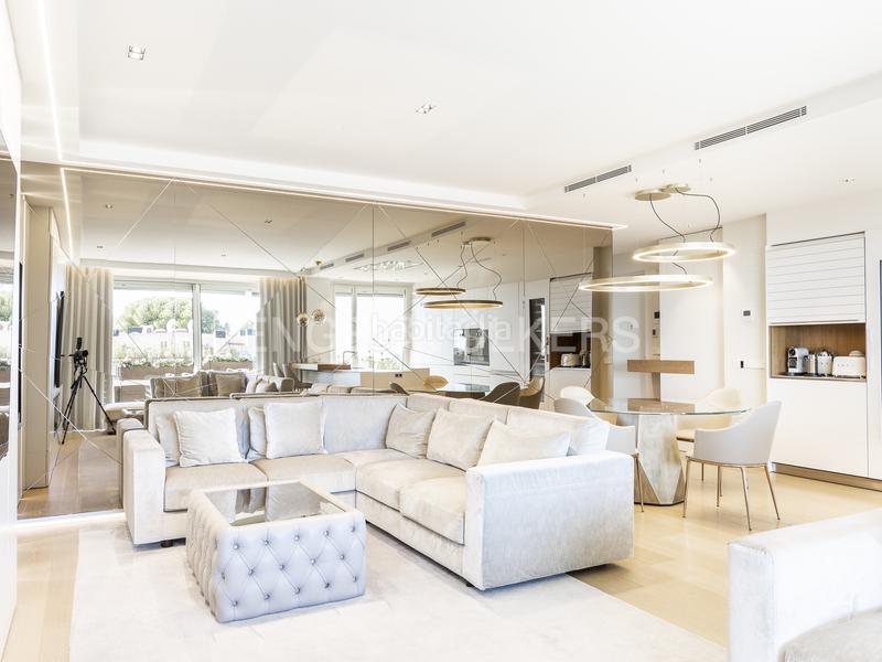 Foto c837d885-56cd-49d4-bc21-b2b1ba1ef5aa. Alquiler ático  único con terraza y piscina privada en pedralbes en Barcelona