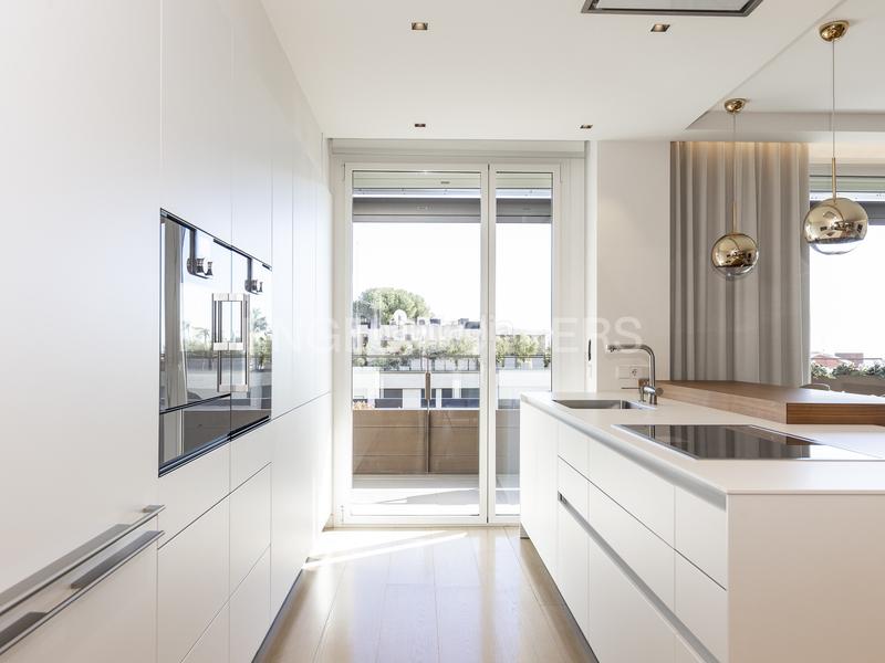 Foto d4db0cae-3624-45ef-959f-ec62f0622bf3. Alquiler ático  único con terraza y piscina privada en pedralbes en Barcelona