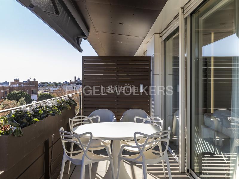 Foto 1ba5e793-242d-4456-8e3f-a94f856f3cc2. Rent penthouse with heating parking pool in Sarrià Barcelona