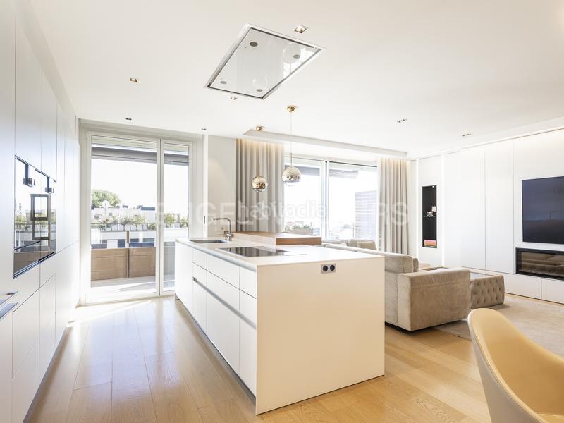 Foto ad26d98b-1b5d-482e-9b6f-87ef90c8d36c. Rent penthouse with heating parking pool in Sarrià Barcelona