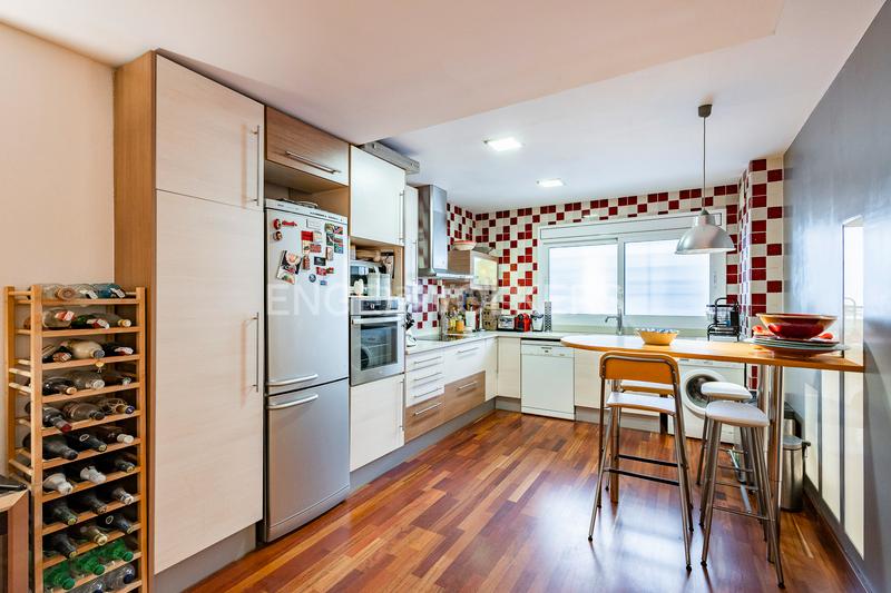 Foto 4d04bfea-e593-4bd6-bcf9-bc0014ad756f. Duplex avec chauffage dans Sants Barcelona