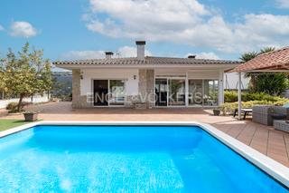 Casa a Nucli Urbà. Exclusiva propiedad unifamiliar con jardín y piscina en un entor