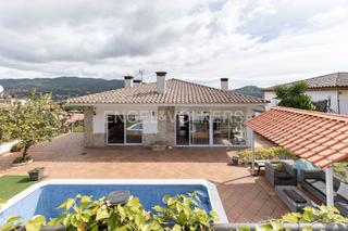 Maison à Nucli Urbà. Exclusiva propiedad unifamiliar con jardín y piscina en un entor