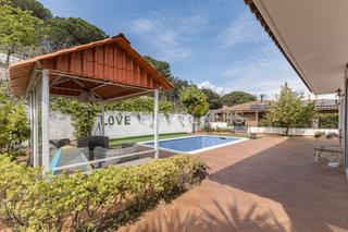 Maison à Nucli Urbà. Exclusiva propiedad unifamiliar con jardín y piscina en un entor