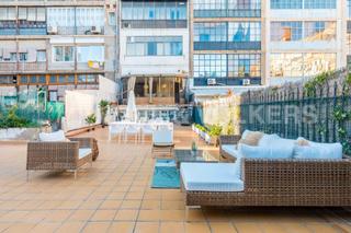 Alquiler Apartamento en Dreta de l´Eixample. Amplio piso temporal con terraza privada